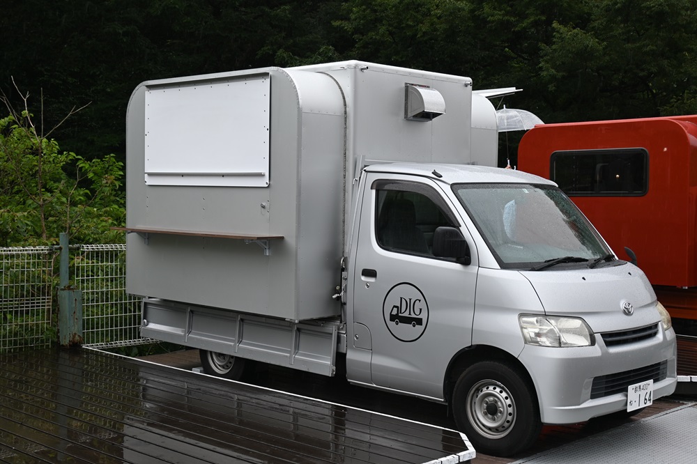 左右に開くキッチンカー